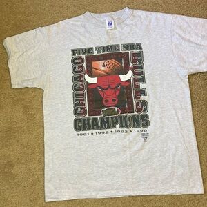 Vintage Chicago bulls 
Michel Jordan 
Scottie pippen
Logo 7 shirt large